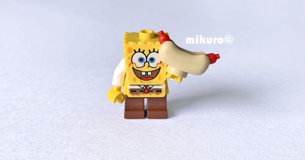 ミニフィグのスポンジボブがホットドックを持っているよ